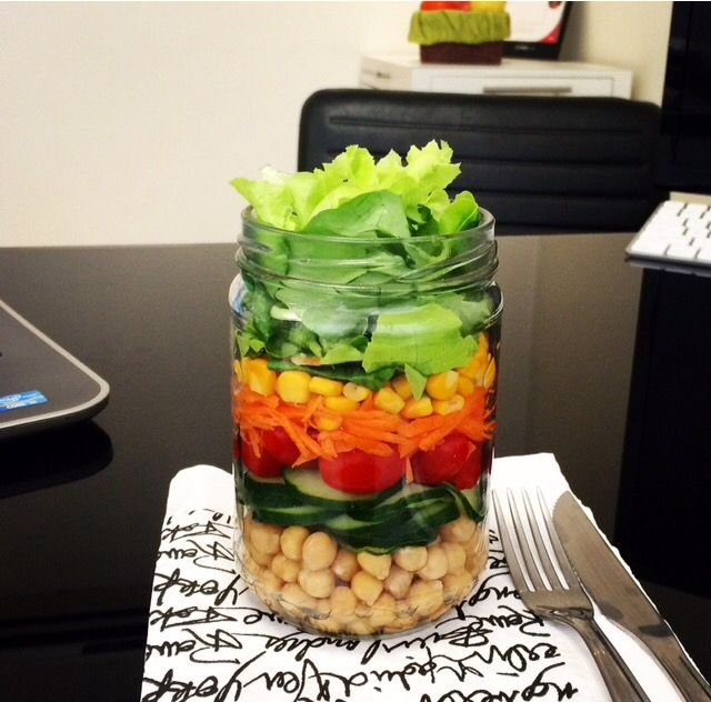 Saladas em pote em composição editorial